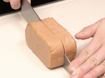 step1: 青瓜切片，午餐肉切片， 