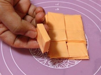 step3: 把芝士片平均分成9份。