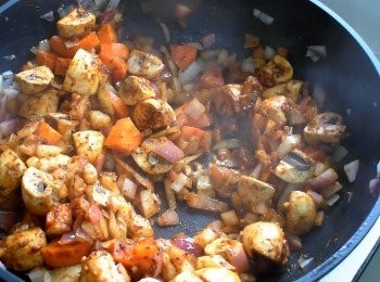 step4: 同鍋放入洋蔥爆香，接著加入胡蘿蔔、蘑菇、蒜末、番茄醬、調味料(ABC)以及1大匙麵粉後拌炒均勻