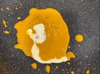 step2: 海膽用濾網隔成汁，加入忌廉、牛油拌勻，可加少諗鹽調味
放入意粉沾上醬汁，煮1-2分鐘即可