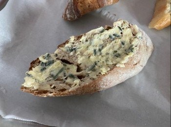 step4: 放於法包上，放入已預熱焗爐，200度焗5-8分鐘即可