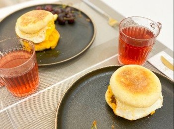 step6: English Muffin切半，加上芝士、漢堡扒、蛋、生菜、醬汁即可