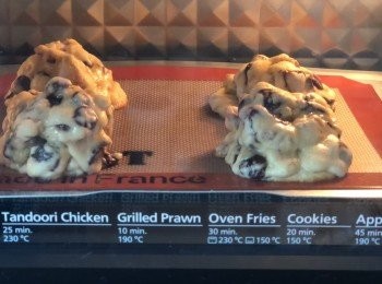 step6: 我焗了195度5分鐘,185度9分30秒,最後曲奇中心是軟糯,如果不喜歡中心太軟, 可延長時間1至2分鐘