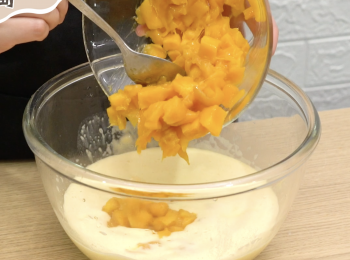step3: 芒果肉(130克)、牛奶、椰漿和芒果雪糕，混合用攪拌機打勻
Mix up Mango flesh (130g), milk, coconut milk and mango ice cream, in an electric mixer