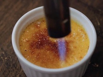 step3: 在表面平均灑上砂糖
然後用火槍把糖加熱成焦糖色。