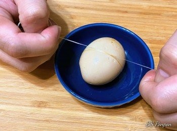 step9: 時間快轉到24小時後…從冰箱拿出製作完成的溏心蛋。建議用線切蛋效果比較好，可避免用刀切蛋黃沾到刀面的機率