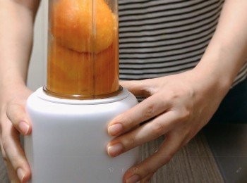 step2: 把芒果切粒，把一半的芒果肉放入攪拌機攪成芒果泥。