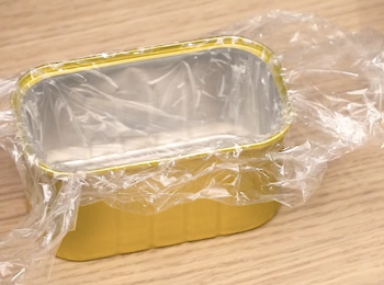 step7: 餐肉盒放上保鮮紙，