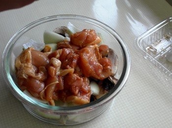 step3: 取一容器，波特菇、洋蔥鋪底，雞腿排放上面
