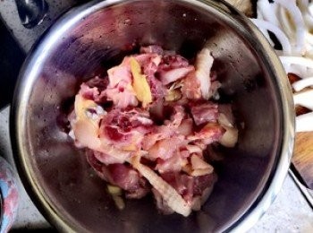 step1: 雞肉放幾片生姜腌製十分鐘