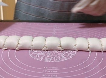 step2: 把麵團平均分成9份。