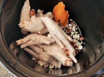 step1: 准备好上<span class="group_1">食材</span>，把鸡爪剪掉指甲