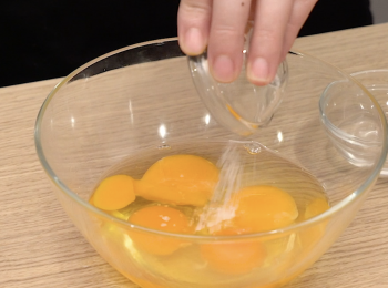 step3: 蛋打散，加一點鹽、糖、白醋調味 