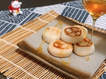 step6: 年糕可以加上焦糖或蜜糖一起食用，味道更豐富。