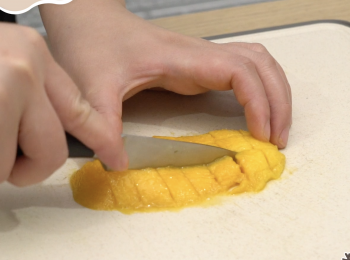 step1: 芒果洗淨切粒
Wash the mango and cut the fresh into cubes