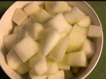 step3: 冬瓜，洗淨後去皮切粒。