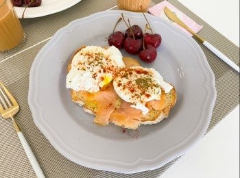 step1: 酸種麵包搽上牛油/ 蛋黃醬，放入氣炸鍋160度翻熱5分鐘，舖上煙三文魚