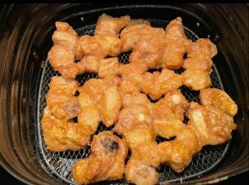 step3: 焗製13分鐘後打開氣炸鍋，將排骨鬆一鬆開，（有啲氣炸鍋如需翻肉，請焗後10分鐘翻一次。）