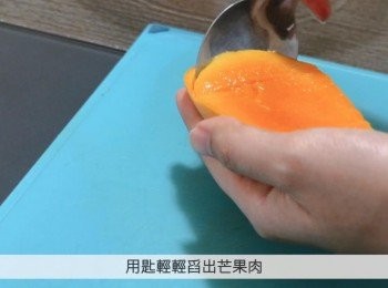 step1: 把芒果兩邊切開，用匙輕輕舀出芒果肉。