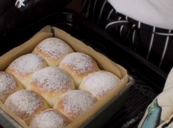 step3: 再放入焗爐之前
在麵包表面灑上麵粉。

預熱焗爐180度
並使用180度焗15分鐘。
完成！😬