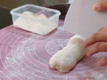 step6: 把麵糰撒上少許手粉至不黏手，揉成長條狀平均分成6份。