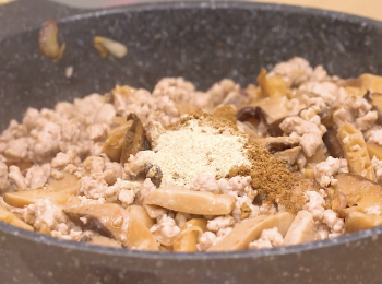 step3: 加入豬肉炒至上色，接著放入胡椒粉及五香粉拌均，
Add pork to the frying pan so it turns brown, season with pepper powder and five-spice powder,