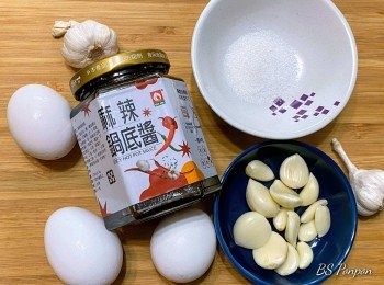 step1: 【前置作業】
蒜頭去皮切成蒜碎；手機計時器設定為4分45秒