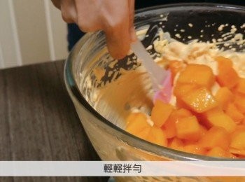 step5: 取出雪糕，把冰塊用打蛋器打散，然後加入芒果粒拌勻，放入保鮮盒儲存，放入冰箱冷藏6小時即可。