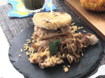 step3: 包餡夾入煎香的黑豚肉略放少許鹽及黑胡椒調味放少許泡菜夾上包面,灑上脆米便可享用