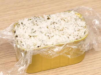 step8: 依序放上飯、青瓜片、蛋、午餐肉、飯