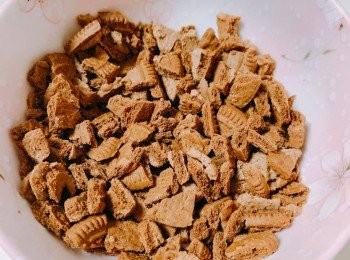 step1: 先將8塊美祿餅用剪刀剪碎