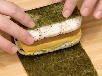 step9: 最後放在紫菜上對折 