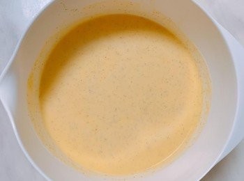 step3: 篩入低筋麵粉拌勻，將溫熱的香草牛奶分數次倒入混合漿中拌勻