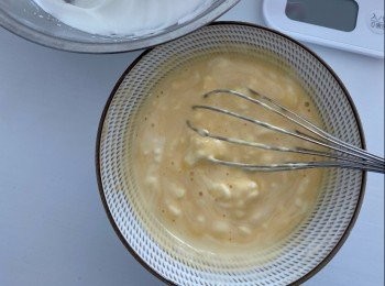 step4: 分3次把蛋白霜放入蛋黃糊中用切拌法拌勻