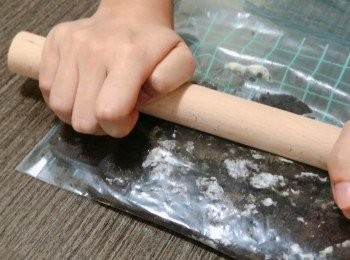 step5: 把oreo餅乾放入保鮮袋壓碎。