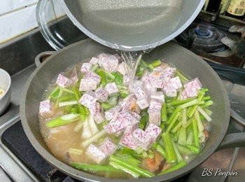 step4: 倒入適量開水，蓋過底料讓芋頭浮在水面上即可