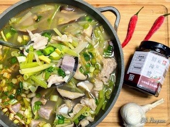 step6: 成品如圖~~外觀無法體會它的香辣，絕對要實做一鍋才知道它的美味，椒麻鮮辣醬多了麻&辣&香，讓蒜苗的香甜更加誘人，讓這鍋傳統熟悉的美食有了新的詮釋~~