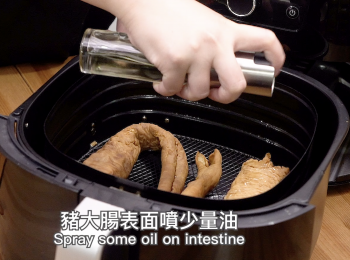step8: 豬大腸表面噴少量油
Spray some oil on intestine