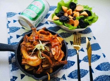 step2: 義大利醬緊緊將牛柳外層裹住，讓牛肉的肉汁鎖住，不用醃製就能吃到滑順的牛柳。吃辣的人可以再加一點辣椒粉增添辣度的層次，這道料理很適合配米魯。