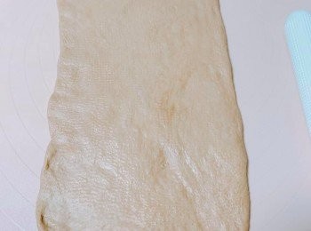 step5: 第一次發酵完成後，取出麵團，以木棍壓出氣泡