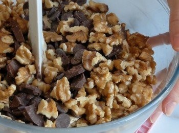 step4: 篩入預先混合好的乾粉,朱古力碎,合桃