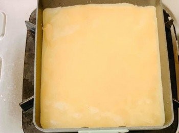 step6: 用小火煎至表面冒泡泡即可取出（小心煎得太久蛋糕會偏乾）