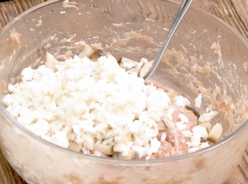 step4: 包燒賣前才把馬蹄和已醃好的冬菇(留起一些放面用)加入拌勻，再攪拌至起膠 Add Chinese water chestnut and some dried mushroom into the mixture and stir until it forms a paste again