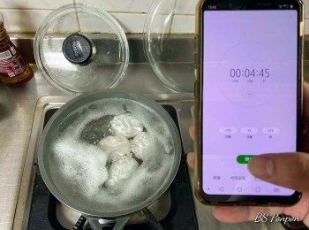 step2: 鍋中加入冷水，再把雞蛋放入鍋中(水量要完全蓋著雞蛋)，加入一匙鹽巴(鹽可加速蛋凝固、防止蛋殼破裂)，蓋上鍋蓋開火煮至沸騰，沸騰後開蓋轉到小火；計時4分45秒…這是大胖小胖實驗多次的結論…煮出完美溏心蛋的比率高達90%