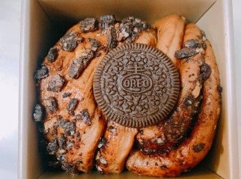 step10: 將一塊Oreo餅放在每個吐司模內麵團的中間