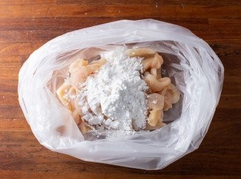 step1: 首先準備一個塑膠袋，將切好的<a href="https://bit.ly/3EZL8dD" target="_blank" data-keyword="雞胸" class="guide-link"><strong>雞胸</strong></a> <span style="display:inline-block;vertical-align:middle;margin-top:-3px;color:initial;border-radius:3px;padding:2px 3px;font-size:12px;line-height:14px;background:#87d300;color:#fff;">即買</span> 肉與太白粉一起放入袋中並搖晃，讓<a href="https://bit.ly/3EZL8dD" target="_blank" data-keyword="雞胸" class="guide-link"><strong>雞胸</strong></a> <span style="display:inline-block;vertical-align:middle;margin-top:-3px;color:initial;border-radius:3px;padding:2px 3px;font-size:12px;line-height:14px;background:#87d300;color:#fff;">即買</span> 均勻地沾裹上太白粉。