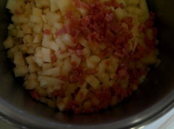 step2: 火腿與馬鈴薯放進電鍋蒸20分鐘