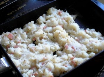 step5: 熱鍋加油，放入適量馬鈴薯並攤平