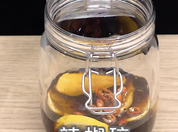 step2: 檸檬切片，把陳醋，生抽，麻油，砂糖一起放入乾淨的容器中攪拌均勻，放入<a href="https://bit.ly/3kLFTWO" target="_blank" data-keyword="雞腳" class="guide-link"><strong>雞腳</strong></a> <span style="display:inline-block;vertical-align:middle;margin-top:-3px;color:initial;border-radius:3px;padding:2px 3px;font-size:12px;line-height:14px;background:#87d300;color:#fff;">即買</span> 、檸檬片、薑片、辣椒碎再攪拌一次
Cut lemon, mix mature aged vinegar, soy sauce, sesame oil and sugar well in a clean container. Put in chicken feet, lemon slices, ginger slices and chopped bird’s eye chili. Mix well.  