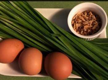 step1: 首先將韭菜洗淨切小段備用。